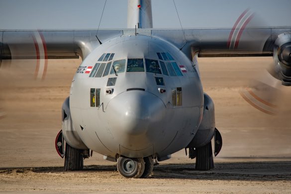 Lockheed C-130K Hercules mit der Kennung 8T-CC