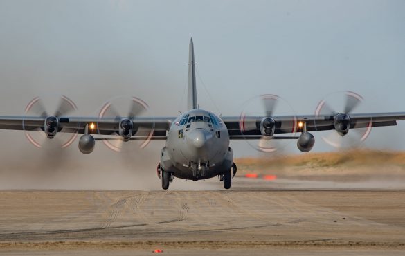 Lockheed C-130K Hercules mit der Kennung 8T-CC
