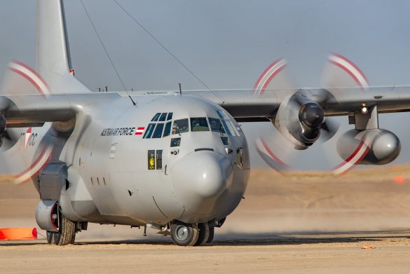 Lockheed C-130K Hercules mit der Kennung 8T-CC