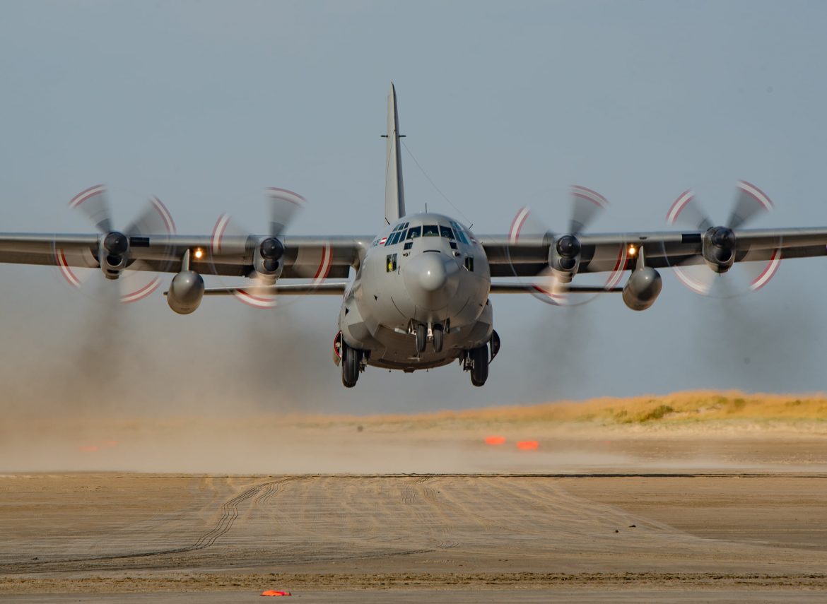 Lockheed C-130K Hercules mit der Kennung 8T-CC