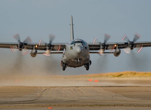 Lockheed C-130K Hercules mit der Kennung 8T-CC