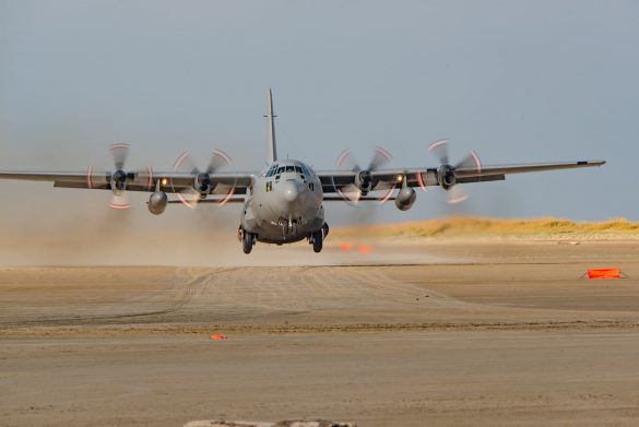 Lockheed C-130K Hercules mit der Kennung 8T-CC