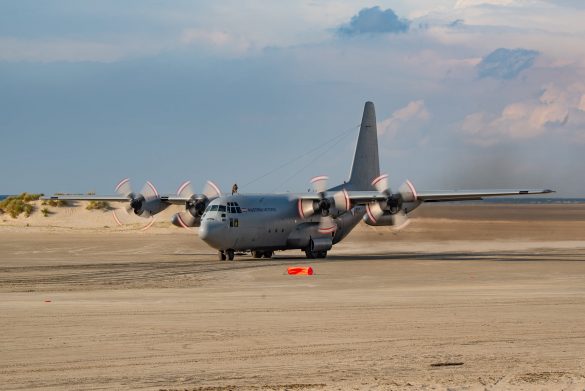 Lockheed C-130K Hercules mit der Kennung 8T-CC