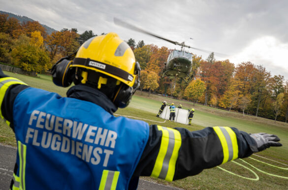 Am Absprungplatz werden die Löschbehälter der AB-212 durch die Feuerwehren befüllt | 5D-HB © Bundesheer