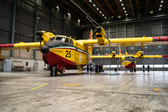 Canadair CL-415 Löschflugzeuge I-DPCH (25) und I-DPCI (26) in ihrem Hangar am Flughafen Wien. Sie trafen am 30.10. ein © NÖ LFKDO / F. Steiner