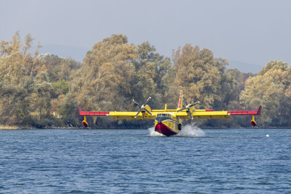 Beim Touch & Go können durch Klappen im Rumpf bis zu 6.123 Liter Wasser aufgenommen werden | I-DPCI (26) © M. Wimmer / feuerwehr.media