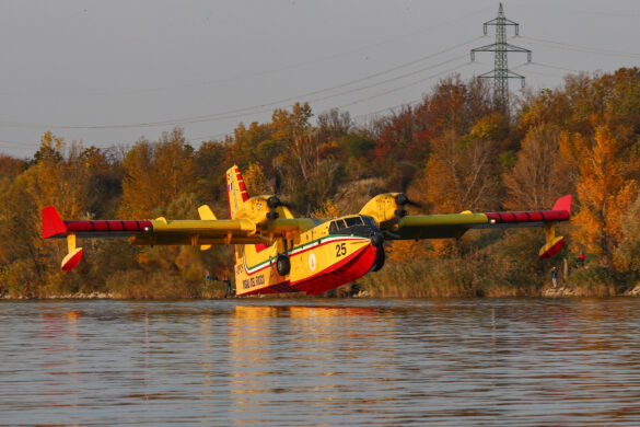 Löschflugzeug Typ Canadair CL-415 bei der Wasseraufnahme in der Neuen Donau | I-DPCH (25) © HeliRescue.at / Lukas Egger