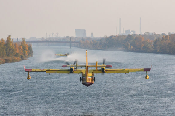 Die beiden Canadair bei der Wasseraufnahme in der Neuen Donau bei Wien © HeliRescue.at / Lukas Egger