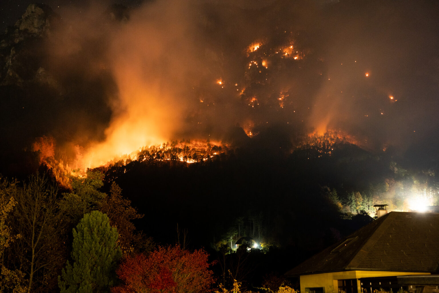 Waldbrand am Mittagstein über Hirschwang an der Rax © NÖ LFKDO / M. Fischer