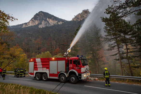 Entlang der Straße wurde mit Großtanklöschfahrzeugen der Waldstreifen durchnässt, um ein Übergreifen der Flammen zu verhindern © NÖ LFKDO / M. Fischer