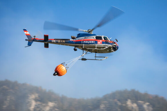 Airbus Helicopters H125 / AS 350 B3e Ecureuil aus Tirol mit Bambi Bucket Löschwasserbehälter | OE-BXN © NÖ LFKDO / M. Fischer