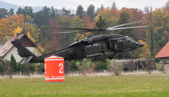 Black Hawk mit 3.000 Liter Feuerlöschbehälter SEMAT "F" 3000 © Bundesheer