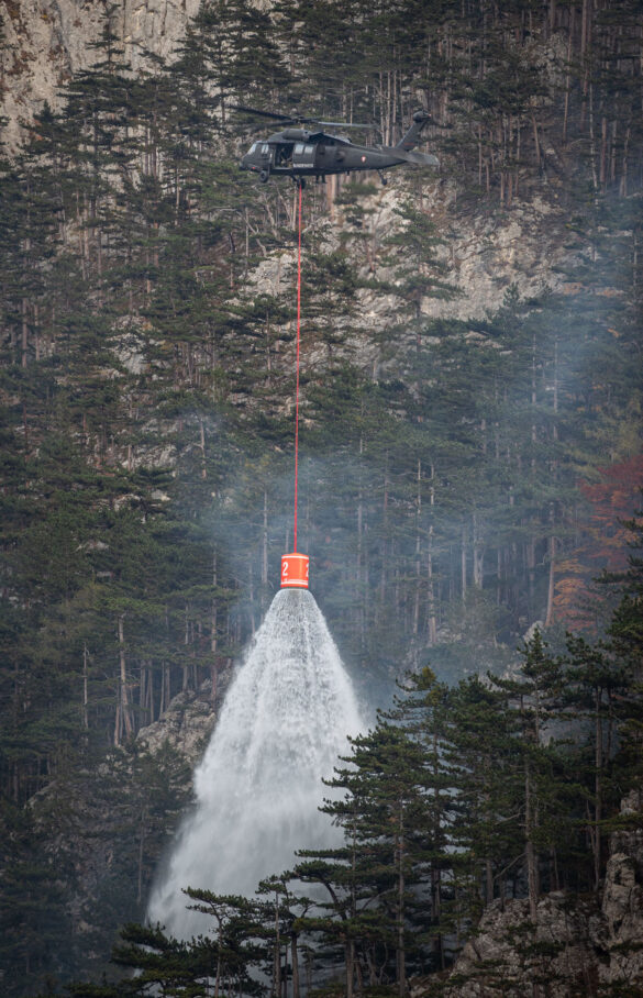 Black Hawk - beachte den Sprüheffekt des SEMAT "F" Systems © Bundesheer