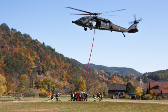 Black Hawk 6M-BB am Absprungplatz, wo die Löschwasserbehälter befüllt werden © NÖ LFKDO / M. Fischer