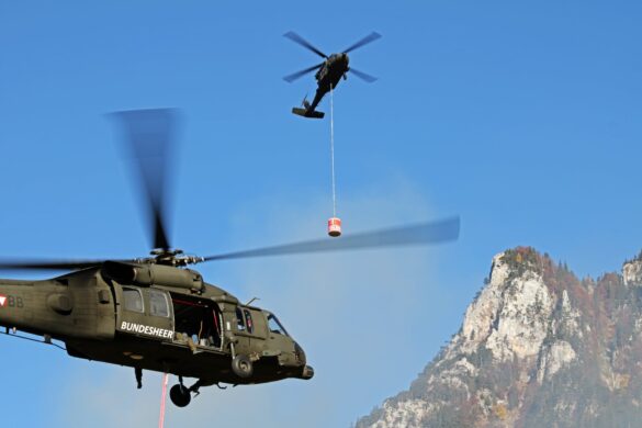 Zwei Sikorsky S-70A-42 Black Hawk des Bundesheeres im Löscheinsatz © Bundesheer