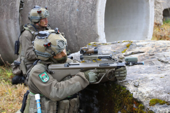 25er mit 5,56 mm Sturmgewehr StG-77 A2 Kommando mit Rotpunktvisier © Bundesheer