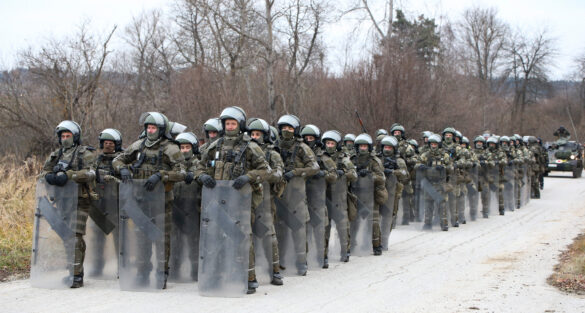 Die Soldaten stehen für einen Crowd and Riot Control CRC-Einsatz bereit © Bundesheer