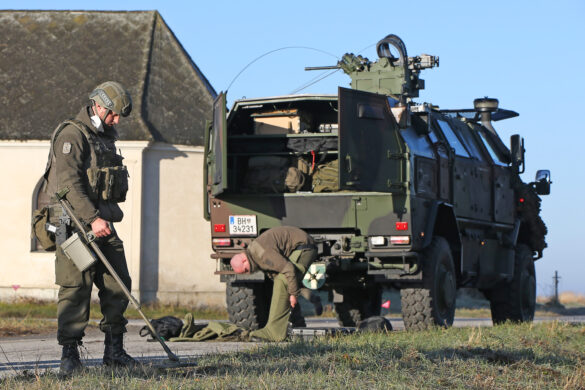 Kampfmittelbeseitiger des "Explosive Ordnance Disposal" (EOD-Team) mit Dingo 2 © Bundesheer