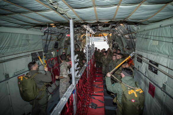 Einweisung der deutschen Fallschirmjäger in das System C-130 an Bord der 8X-CZ © Bundesheer