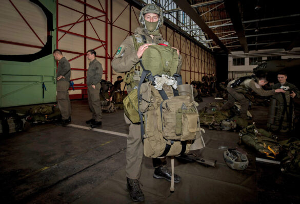 Vorbereitung und Überprüfung der Fallschirmausrüstung © Bundesheer