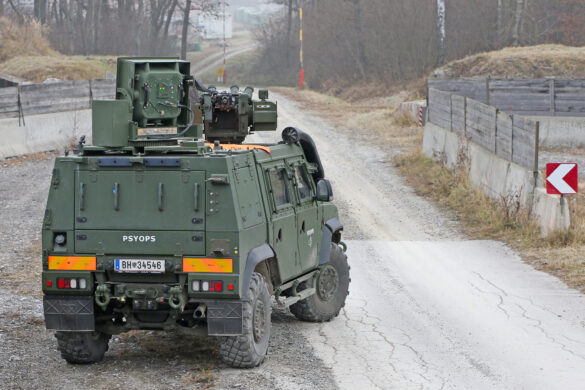 Der PSYOPS Husar des Tactical Psychological Teams (TPT) ist mit einem 149dB Lautsprecher ausgerüstet © Bundesheer