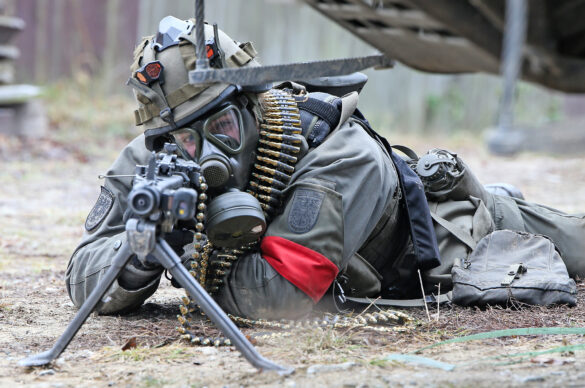Soldat des Redland Protection Corps RPC mit MG-74 © Bundesheer
