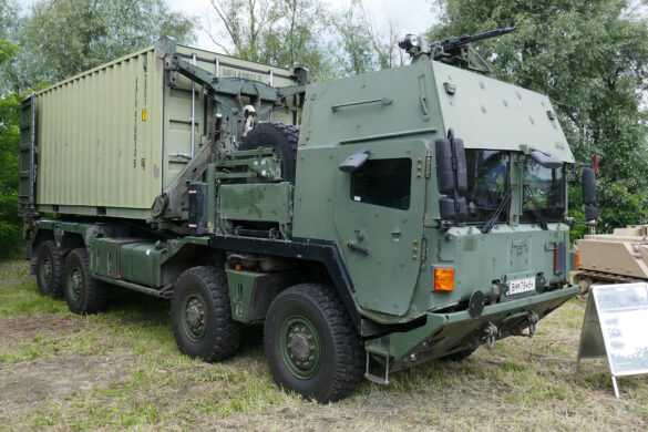 Gehärteter Hakenlast-LKW MAN 38.440 8x8 ÖBH © Doppeladler.com
