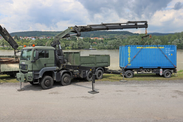 MAN TGS 41.480 8X8 mit Ladekran front PK 76.002 (76tm) mit Containeraufnahmemöglichkeit © Doppeladler.com