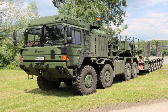 Schwerlast-Transportsystem SLTS70t von Rheinmetall MAN Military Vehicles RMMV mit EMPL Tiefladesattelauflieger 70t. Zuggesamtgewicht: 130t, davon 70t Nutzlast © Doppeladler.com