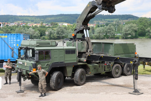 Spezialkraftwagen MAN SX32.444 8×8 SS mit 40t Kran © Doppeladler.com