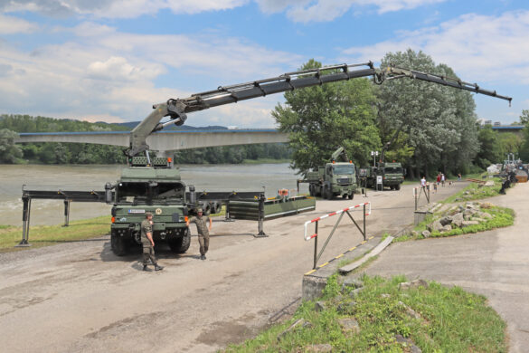 Spezialkraftwagen MAN SX32.444 8×8 SS mit 40t Kran © Doppeladler.com