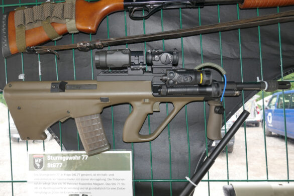 5,56 mm Sturmgewehr StG 77 A1 MP (Militärpolizei) mit AIMPOINT Micro T1, 3-fach Magnifier AIMPOINT 3XMag-1 und taktischem Laser-Licht Modul „Vario Ray“ von Rheinmetall © Doppeladler.com