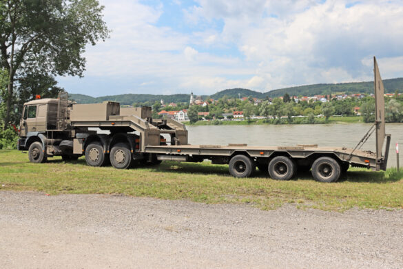 MAN 33.403 Sattelzugmaschine mit Satteltiefladeanhänger 30t TLÜ/S30L © Doppeladler.com