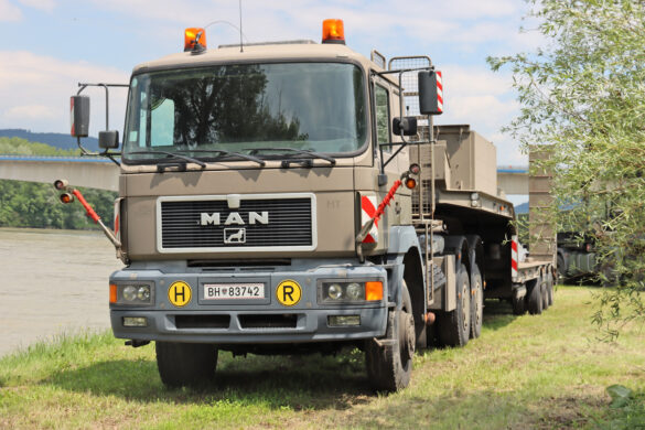 MAN 33.403 Sattelzugmaschine mit Satteltiefladeanhänger 30t TLÜ/S30L © Doppeladler.com