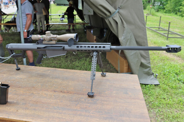 12,7 mm schweres Scharfschützengewehr Barrett 82A1M mit Kahles K624i mit 6- bis 24-facher Vergrößerung © Doppeladler.com