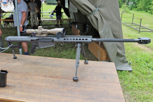 12,7 mm schweres Scharfschützengewehr Barrett 82A1M mit Kahles K624i mit 6- bis 24-facher Vergrößerung © Doppeladler.com