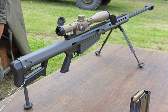 12,7 mm schweres Scharfschützengewehr Barrett 82A1M mit Kahles K624i mit 6- bis 24-facher Vergrößerung © Doppeladler.com