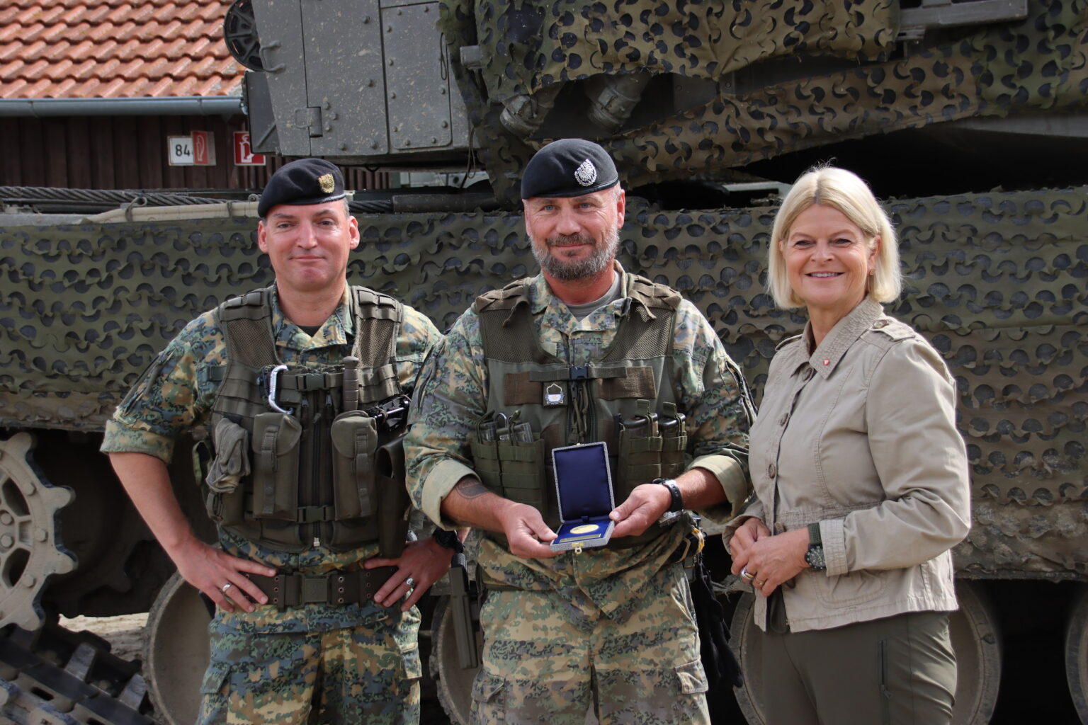 Ministerin Tanner und Brigadier Schier überreichen die Auszeichnung © Doppeladler.com