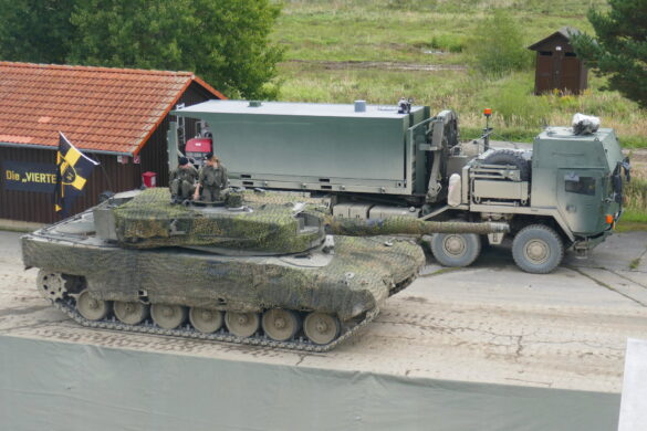 Kampfpanzer Leopard 2A4 und MAN 38.440 als Löschfahrzeug © Doppeladler.com