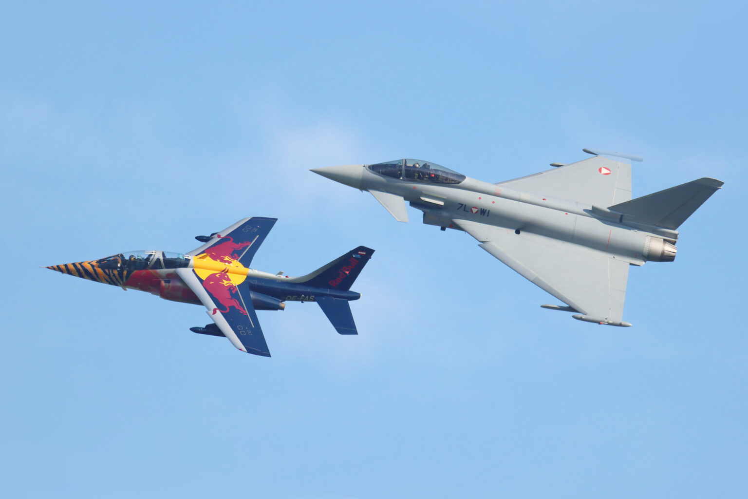 Eurofighter Typhoon 7L-WI und Alpha Jet der Flying Bulls © Doppeladler.com