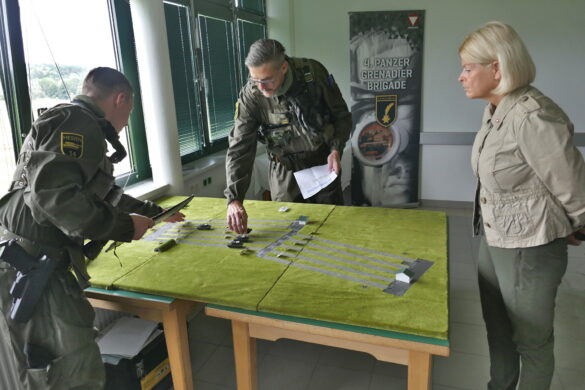Low-Tech Einweisung in das Schießen durch Oberstleutnant Loidolt, Kommandant des PzB14 © Doppeladler.com