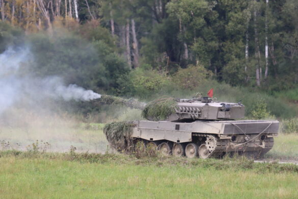 Kampfpanzer Leopard 2A4 im scharfen Schuss © Doppeladler.com