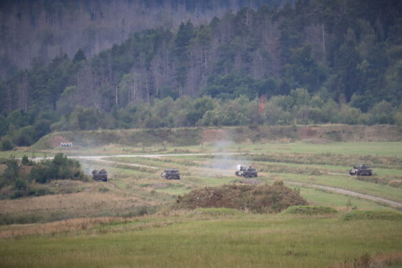 Mit 120 mm Panzerkanone und Koaxial-MG auf Klappscheiben © Doppeladler.com