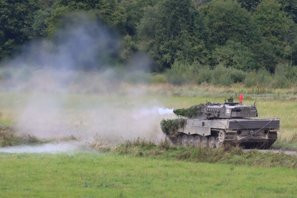Kampfpanzer Leopard 2A4 im scharfen Schuss © Doppeladler.com