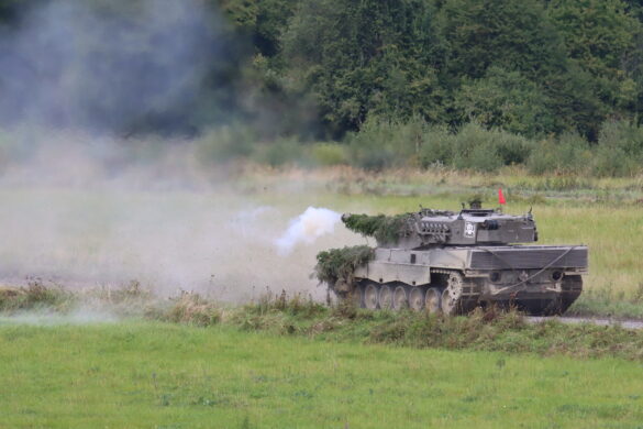 Kampfpanzer Leopard 2A4 im scharfen Schuss © Doppeladler.com