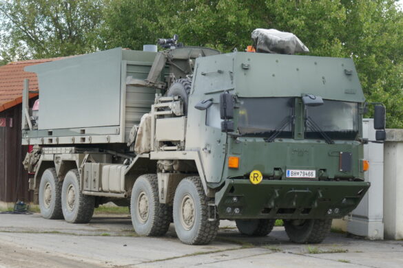 Löschfahrzeug: Gehärteter Hakenlast-LKW MAN 38.440 mit absetzbarem Wassertank 13.500l und Tragkraftspritze Hydrofighter Tornado II © Doppeladler.com