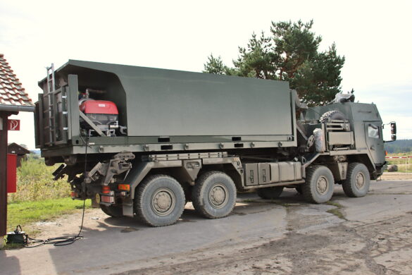 Löschfahrzeug: Gehärteter Hakenlast-LKW MAN 38.440 mit absetzbarem Wassertank 13.500l und Tragkraftspritze Hydrofighter Tornado II © Doppeladler.com