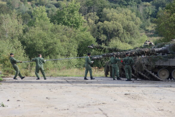 Vor dem Schießen werden noch mal die 120 mm Glattrohrkanonen durchgezogen © Doppeladler.com