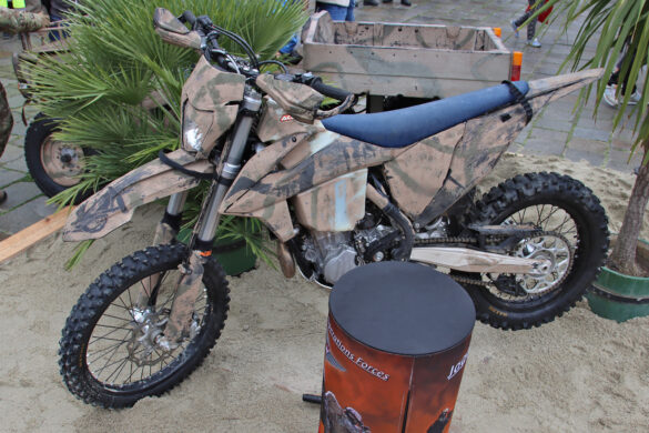 KTM 450 SX-F des Jagdkommandos mit Acerbis-Plastic-Kit © Doppeladler.com