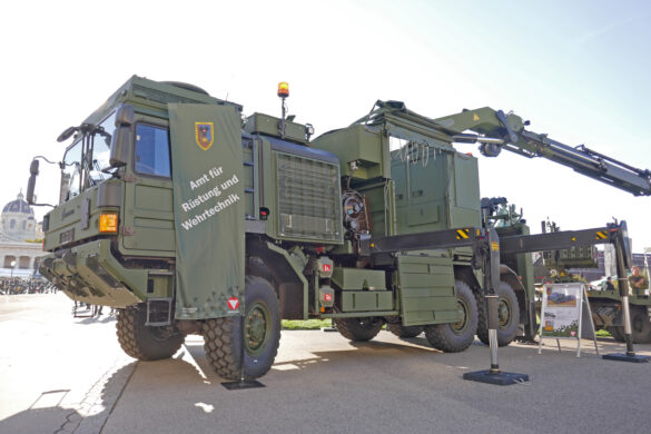Geländegängiges und gehärtetes "Mittleres Bergefahrzeug RMMV 42M 28.445" © Doppeladler.com